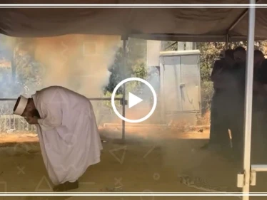 جنود الاحتلال يعتدون بطريقة استفزازية على مصلين بأحد أحياء القدس (فيديو)
