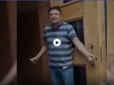 بالفيديو || رجل يقتحم مقر الحكومة الأوكرانية ويهدد بتفجيرها