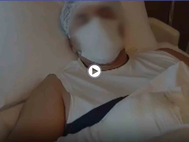 بالفيديو|| فتاة مخمورة بلباس غير لائق تهاجم حارس أمن لمنعها دخول الحانة وتلحق به أضراراً بالغة