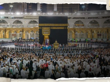 بالفيديو|| لحظة فتح باب الكعبة لبدء عملية غسلها وظهور القناديل المعلقة داخلها