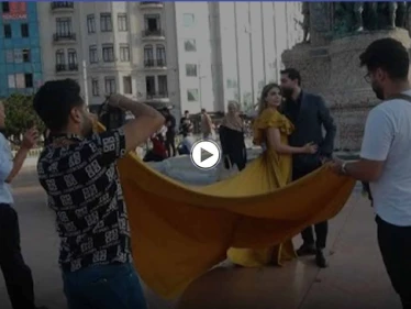 إسطنبول.. زوجان إيرانيان يقومان بتغيير ملابسهما بساحة تقسيم أمام المارة ويثيران الدهشة (فيديو)