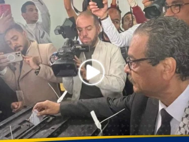 مرتدياً "الكوفية الفلسطينية".. مرشح رئاسي مصري يدلي بصوته ويوجه رسالة للمصريين (فيديو)
