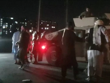 شاهد عناصر طالبان داخل مكتب الرئيس الأفغاني بكابل.. وقطر في أول تعليق تدعو لانتقالٍ سلمي للسلطة بأفغانسان