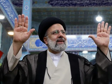 أول رئيس في العالم يهنىء رئيسي بمناسبة فوزه برئاسة إيران.. ومسؤول لبناني يبرق لخامنئي
