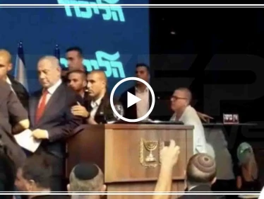 شاهد بالفيديو|| إجلاء رئيس الوزراء الإسرائيلي وزوجته من قاعة مؤتمرات بعد إطلاق صاروخ من قطاع غزة