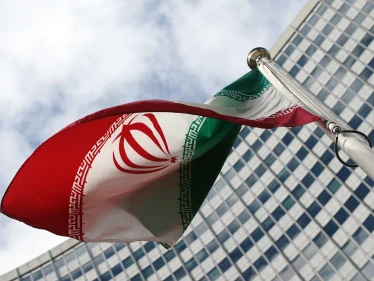 طهران تستدعي السفير البريطاني لديها وتكشف السبب.. والسلطات تعلن سقوط طائرة ووقوع إصابات