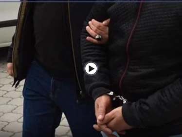 بالفيديو||  أتراك يعتدون على أب سوري بعد مشاهدته يقوم بحرق طفله بالسجائر وجسده تغطيه الكدمات.. والشرطة التركية تتدخل