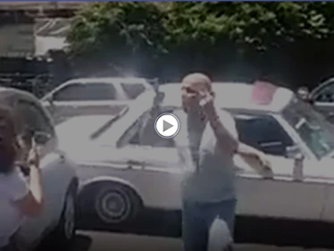 أزمة الدواء تتفاقم في لبنان... أب ينفجر غضباً في الشارع لعدم قدرته على تأمين الدواء لابنته (فيديو)