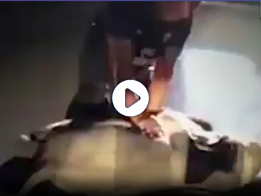 بالفيديو || عامل إنقاذ يُنعش قلب فيل صغير بعد وفاته بحادث في تايلاند