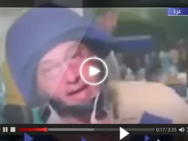 بعد مقتل زميله.. صحافي فلسطيني يخلع خوذته ودرعه على الهواء ويُبكي المذيعة بما قاله