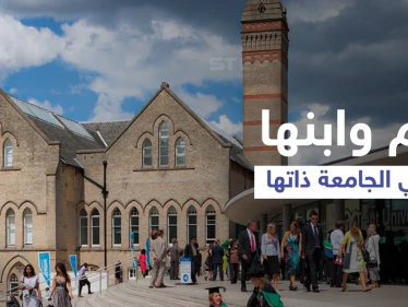 أم سورية وابنها يتخطيان مشقات اللجوء ويدرسان في نفس المقعد الجامعي في بريطانيا
