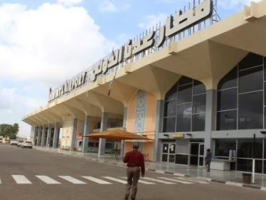 شاهد|| الرياح القوية تحطم واجهة مطار عدن الدولي وأنباء عن وقوع إصابات