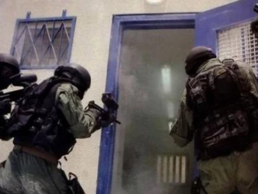 السجون الإسرائيلية تشتعل... أسرى يضرمون النار بسجن "مجدو" وقيادة سجن "النقب" تستدعي الجيش للتدخل