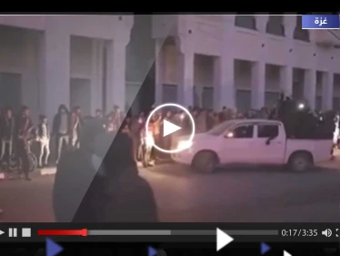 شاهد|| مقاتلو القسام يظهرون فجأة شمال غزة مع الأسرى وهكذا كانت ردة فعل أحد المدنيين
