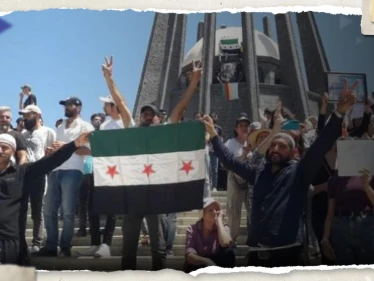 بالفيديو|| مظاهرات حاشدة في السويداء من أمام ضريح زعيم "الثورة السورية" وهتافات داخل حواجز عسكرية