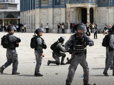 القوات الإسرائيلية تنسحب من المسجد الأقصى وتتوعد بالمزيد من الاعتقالات