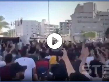 بالفيديو || الاحتجاجات الليبية تمتد خارج طرابلس.. وقوات الوفاق تفرق بالرصاص الحي