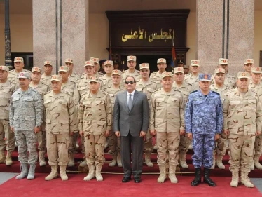 الرئيس المصري يلتقي كبار قادة الجيش ويبحث معهم ملفات هامة