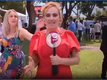 بالفيديو|| تحرّش سافر بـ مراسلة تلفزيونية في بثٍّ مباشر على الهواء.. ورجل يقوم بفعلٍ خادشٍ للحياء   
