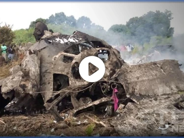 بالفيديو || صعوبة بالانقاذ.. قتلى بتحطم طائرة بعد إقلاعها بفترة قصيرة جنوب السودان
