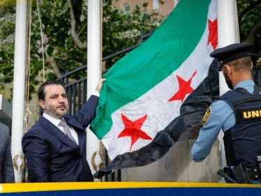 بالصور|| الشيباني يرفع علم سوريا أمام مبنى الأمم المتحدة في نيويورك