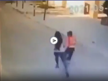 شاهد بالفيديو|| "يا دخلاء روحوا عبلدكم".. معلمة لبنانية تضرب طفل سوري لاجئ بشكل وحشي والسلطات تتدخل