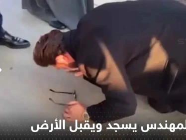 شاهد|| ماجد المهندس يسجد ويقبل الأرض فور وصوله مطار البصرة