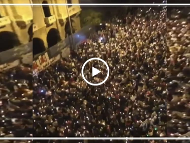 بالشموع والقرع على الطناجر.. هكذا أحيا اللبنانيون ثورتهم في رياض الصلح (فيديو)