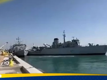 شاهد|| لحظات فصلت عن الكارثة.. اصطدام "محرج" بين سفينتين حربيتين بريطانيتين
