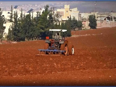 بين قصف النظام السوري والخوف من النزوح.. مزارعون غربي حلب يبدأون بزراعة أراضيهم لهذا العام