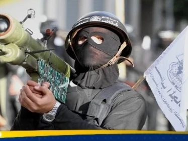 كتائب المجاهدين تمطر مستوطنة "ريعيم" بالصواريخ.. وتدمر سلاحاً إسرائيلياً (فيديو)