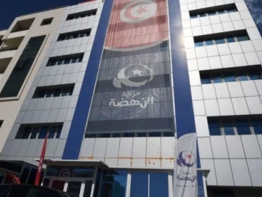 اندلاع حريق ضخم في مقر حركة النهضة بالعاصمة تونس وشخص يلقي بنفسه من الطابق الثاني (فيديو) 