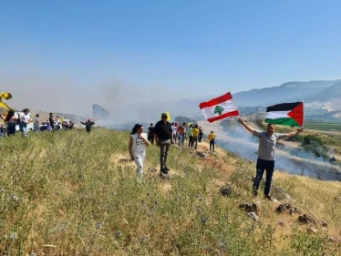بالفيديو|| لبنانيون غاضبون يقتحمون السياج الحدودي الشائك ويدخلون إسرائيل