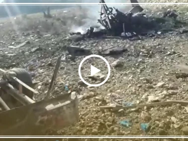 بالفيديو|| نازحو "معرة النعمان" يقتلون حرقًا داخل سياراتهم، والطيران يقطع الطرقات أمامهم