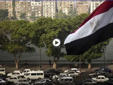 فيديو "تعذيب شاب من ذوي الاحتياجات" يثير غضب المصريين والداخلية تقبض على الفاعلين (فيديو )
