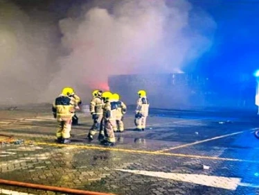 بيان هام من حكومة دبي بعد انفجار السفينة القادمة من إيران في ميناء جبل علي