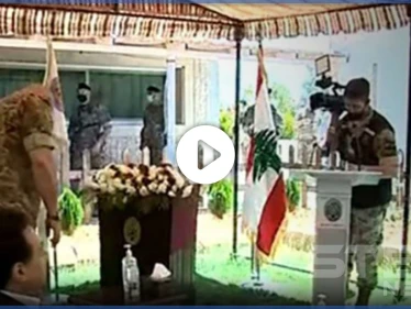 أثناء مهمة رسمية رئيس وزراء لبنان يسرح شعره على الحدود السورية.. ويشعل مواقع التواصل