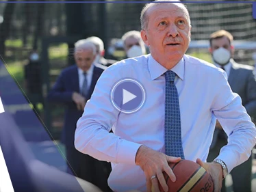 بعد شائعات مرضه ووفاته.. فيديو لأردوغان يلعب كرة السلة مع شبّان في إسطنبول (فيديو)