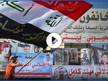 بالفيديو|| العراقيون يحيون الذكرى الأولى للثورة العراقية.. وأحد مصابي المظاهرات يذرف الدموع بعد حرمانه رؤية ابنته