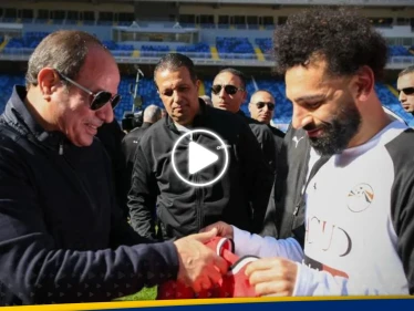 بالفيديو|| محمد صلاح يهدي قميص المنتخب إلى السيسي ويقدّم له وعداً