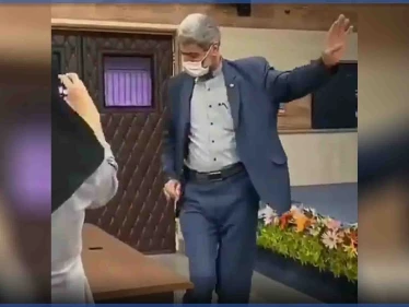 بالفيديو|| رقصة مسؤول إيراني وسط زميلاته تسبب إتخاذ إجراء حازم بحقه