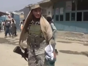 بالفيديو|| عناصر طالبان يمزّقون العلم الباكستاني مرددين "الله أكبر".. وكبير ممثلي حلف ناتو يعترف بأمر