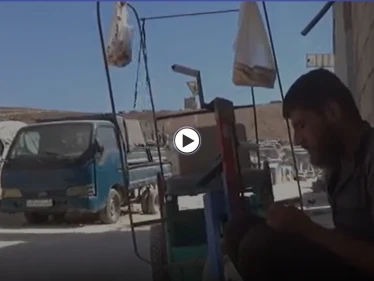 مصاب بشلل في قدميه .. ومشرداً في مخيمات الشمال السوري .. تعرف إلى قصة عبدالرحمن بائع المعروك