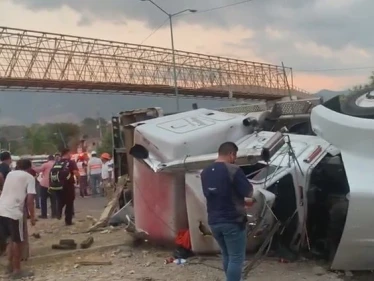 مصرع 53 مهاجراً بانقلاب شاحنة كانت تقلهم جنوب المكسيك