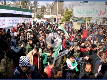 مظاهرات في مدينة إدلب مناضهة للنظام السوري وللتأكيد على استمرارية الحراك الثوري
