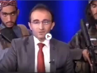 بالفيديو || عناصر طالبان يحملون السلاح خلف مذيع تلفزيوني ويوجهون رسالة..