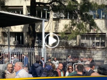 بالفيديو|| نائب لبناني يتعرض للضرب أمام قصر العدل في بيروت