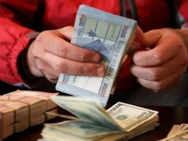 الدولار ينفجر في السوق السوداء ويسجل مستوى قياسياً جديداً فاق كل التوقعات