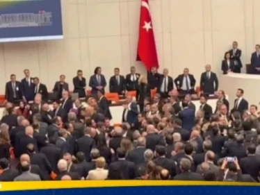 بالفيديو.. اشتباكات عنيفة في البرلمان التركي أثناء التصويت على موازنة 2026 - وكالة ستيب نيوز