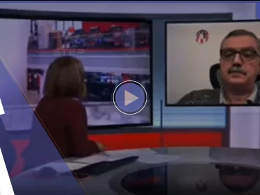 محلل سياسي يحرج قناة BBC ويطالبها بمستحقاته على الهواء ومراسلة تتعرض للدهس ببث مباشر (فيديو)